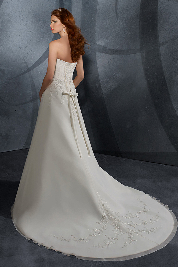 Court Train Flattering Sweetheart Wedding Gown - Click Image to Close